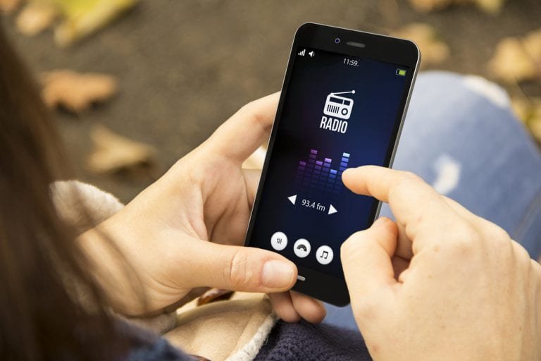 経験者が語る!英語のスピーキングを伸ばす5つの方法! MakoStars LLC/ Listening to English radio