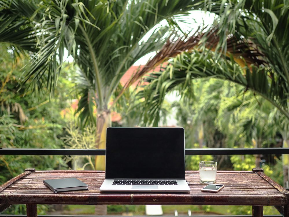 How to become a Digital Nomad and see the world! MakoStars LLC/ MakoStars Lapto Remote Worker